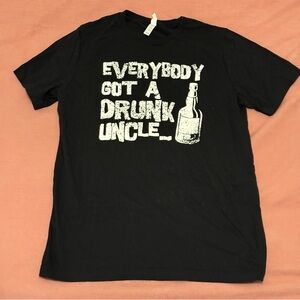 3/$30 🥃 “Everybody Got a Drunk Uncle” Black Graphic Tee – L